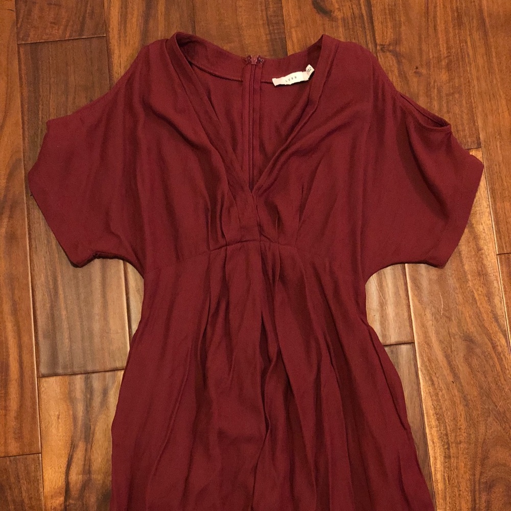 Adorable dress! Cut out shoulders and has pockets!
